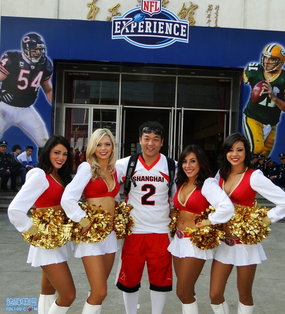 Erwinwiththe49ersgirls.jpg